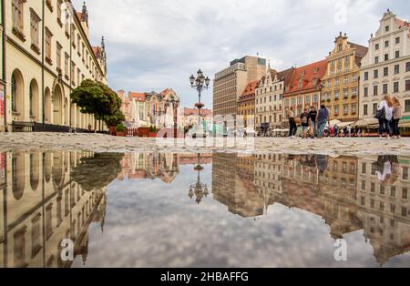 En raison de la pluie fréquente, à Wroclaw vous pouvez facilement trouver des piscines d'eau, et les utiliser pour de belles photos.Ici en particulier effet miroir dans la vieille ville Banque D'Images