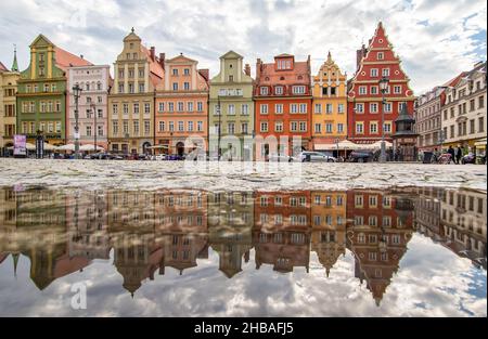 En raison de la pluie fréquente, à Wroclaw vous pouvez facilement trouver des piscines d'eau, et les utiliser pour de belles photos.Ici en particulier effet miroir dans la vieille ville Banque D'Images