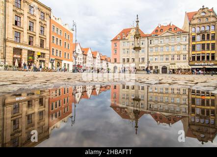 En raison de la pluie fréquente, à Wroclaw vous pouvez facilement trouver des piscines d'eau, et les utiliser pour de belles photos.Ici en particulier effet miroir dans la vieille ville Banque D'Images