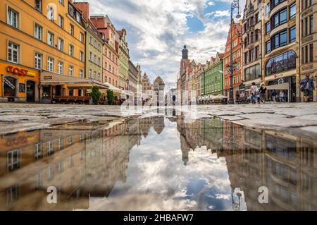 En raison de la pluie fréquente, à Wroclaw vous pouvez facilement trouver des piscines d'eau, et les utiliser pour de belles photos.Ici en particulier effet miroir dans la vieille ville Banque D'Images