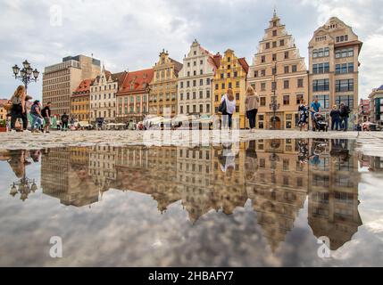 En raison de la pluie fréquente, à Wroclaw vous pouvez facilement trouver des piscines d'eau, et les utiliser pour de belles photos.Ici en particulier effet miroir dans la vieille ville Banque D'Images
