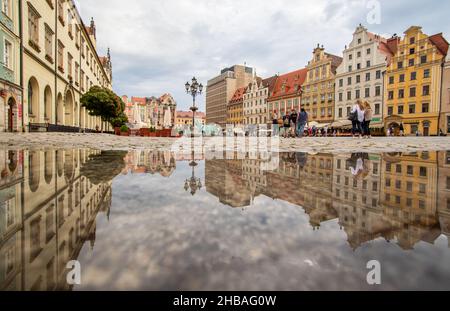 En raison de la pluie fréquente, à Wroclaw vous pouvez facilement trouver des piscines d'eau, et les utiliser pour de belles photos.Ici en particulier effet miroir dans la vieille ville Banque D'Images