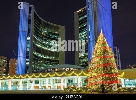 Toronto, Canada - le 7 décembre 2014 : arbre de Noël et décorations à l'hôtel de ville pendant la période des fêtes, belles lumières d'une célébration chrétienne Banque D'Images