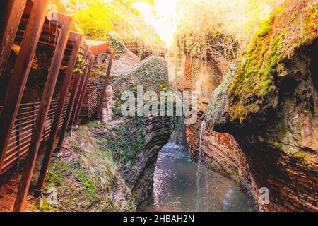 canyon Walkway coloré belle orange pas de personnes fond Ravine Orrido de Ponte Alto dans Trento - région Trentin Italie Banque D'Images