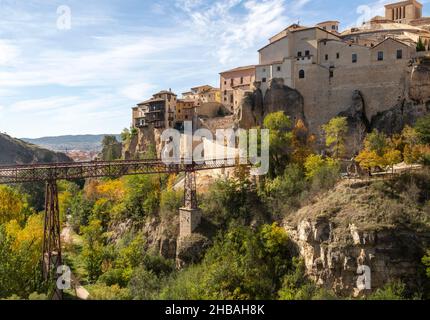 Pont Puente de San Pablo au-dessus de la rivière Huecar, Cuenca, Castille la Manche, Espagne maisons historiques en haut de la falaise Banque D'Images