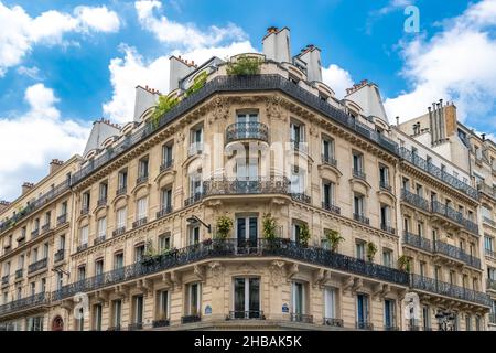 Paris, façades et rue typiques, beaux bâtiments rue Reaumur Banque D'Images