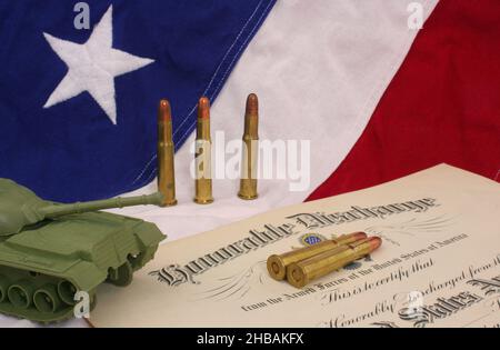 Certificat de décharge honorable avec des bullets et un char d'armée en plastique au drapeau américain Banque D'Images