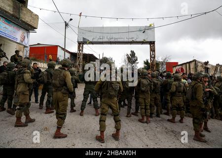 Naplouse, Cisjordanie, Palestine.17th décembre 2021.Naplouse, Cisjordanie, Palestine.17 décembre 2021.les forces israéliennes attaquent la ville palestinienne de burqa à la suite de l'assassinat d'un colon israélien lors d'une fusillade près de l'avant-poste juif-israélien évacué d'Homesh, au nord de Naplouse.L'incident survient quelques jours après que les forces israéliennes ont tué un palestinien et en ont blessé quatre à Beita, lors d'une manifestation contre un récent avant-poste juif dans la ville de Cisjordanie.Ces événements s'inscrivent dans le cadre d'une intensification récente de la violence des colons contre les Palestiniens et leurs biens et des affrontements entre colons israéliens Banque D'Images