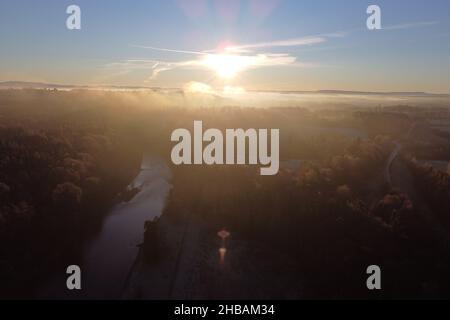 Melrose, Royaume-Uni.18th décembre 2021.Soleil matinal au-dessus de la rivière Tweed dans les frontières écossaises à Leaderfoot près de Melrose le samedi 18 décembre 2021.La rivière Tweed s'écoule vers la mer à Berwick sur tweed, baigné dans les premiers hivers de soleil, basses températures pendant la nuit vers la scène givrée.( Credit: Rob Gray/Alamy Live News Banque D'Images