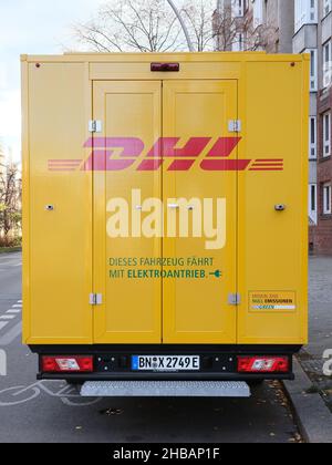 Berlin, Allemagne, 22 novembre 2021, transporteur DHL avec l'inscription : « ce véhicule fonctionne en mode électrique » Banque D'Images