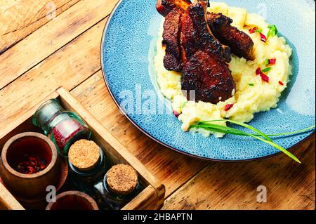 Steak de viande grillé sur l'os et purée de pommes de terre Banque D'Images