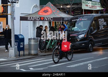 17 décembre 2021, New York, New York, États-Unis: De longues files d'attente dans les centres de vaccination et les sites mobiles de tests Covid-19 se sont formées dans toute la ville de New York, alors que la variante Omicron du coronavirus a augmenté et que New Yorker a enregistré plus de 21 027 nouveaux cas, le total le plus élevé depuis le début de la pandémie.(Credit image: © Michaal Nigro/Pacific Press via ZUMA Press Wire) Banque D'Images