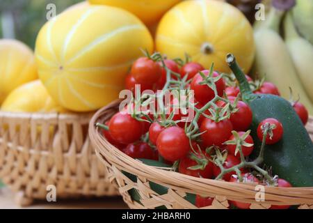 Récolte de légumes d'été - Melons coréens de ginkaku avec poivrons de Jalapeno et tomates Banque D'Images