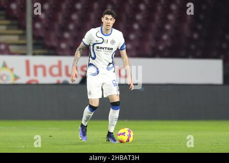 Le défenseur italien Alessandro Bastoni InterÕs contrôle le ballon lors du match de football de la série A entre Salerntana et Inter au stade Arechi de Salerno, dans le sud de l'Italie, le 17 décembre 2021. Banque D'Images