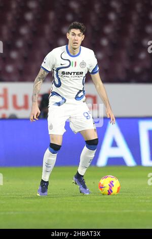 Le défenseur italien Alessandro Bastoni InterÕs contrôle le ballon lors du match de football de la série A entre Salerntana et Inter au stade Arechi de Salerno, dans le sud de l'Italie, le 17 décembre 2021. Banque D'Images