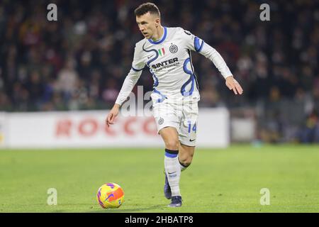 InterÕs milieu de terrain croate Ivan Perisic contrôle le ballon lors de la série Un match de football entre Salerntana et Inter au stade Arechi à Salerno, dans le sud de l'Italie, le 17 décembre 2021. Banque D'Images