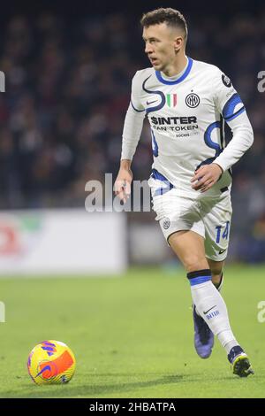 InterÕs milieu de terrain croate Ivan Perisic contrôle le ballon lors de la série Un match de football entre Salerntana et Inter au stade Arechi à Salerno, dans le sud de l'Italie, le 17 décembre 2021. Banque D'Images