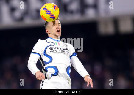 InterÕs milieu de terrain croate Ivan Perisic contrôle le ballon lors de la série Un match de football entre Salerntana et Inter au stade Arechi à Salerno, dans le sud de l'Italie, le 17 décembre 2021. Banque D'Images