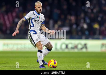 InterÕs le défenseur italien Federico DiMarco contrôle le ballon lors du match de football de la série A entre Salerntana et Inter au stade Arechi à Salerne, dans le sud de l'Italie, le 17 décembre 2021. Banque D'Images