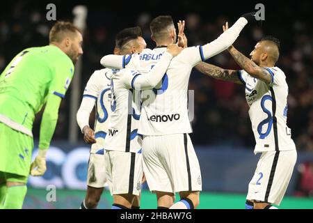 Roberto Gagliardini, milieu de terrain italien d'Inter, célèbre après avoir obtenu un but lors du match de football de la série A entre Salernitana et Inter au stade Arechi de Salerno, dans le sud de l'Italie, le 17 décembre 2021. Banque D'Images