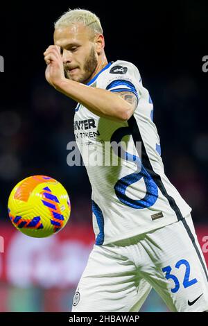 InterÕs le défenseur italien Federico DiMarco contrôle le ballon lors du match de football de la série A entre Salerntana et Inter au stade Arechi à Salerne, dans le sud de l'Italie, le 17 décembre 2021. Banque D'Images