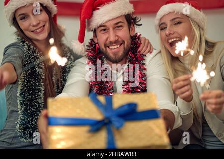 Les jeunes avec des spamisseurs et des cadeaux en fête le jour de Noël Banque D'Images