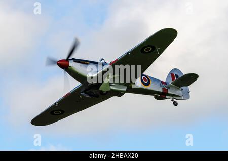 L'avion de chasse AG244 de la RAF Hawker de la Seconde Guerre mondiale a pris son envol pour le 75th anniversaire de la bataille de la Grande-Bretagne à Goodwood.G-CBOE argent Banque D'Images