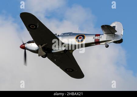 L'avion de chasse AG244 de la RAF Hawker de la Seconde Guerre mondiale a pris son envol pour le 75th anniversaire de la bataille de la Grande-Bretagne à Goodwood.G-CBOE argent Banque D'Images