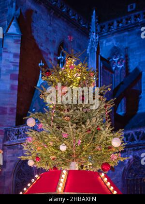 Sapin de Noël, décorations et éclairage à Colmar, Alsace, France. Banque D'Images