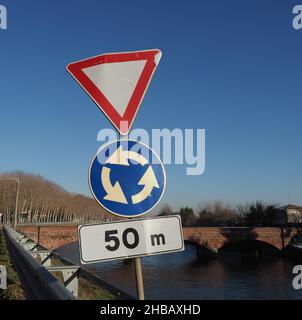 Panneaux de signalisation, signalisation routière et rond-point Banque D'Images