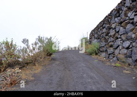 Novembre 23 2021 - la Palma, îles Canaries, Espagne: Le frêne couvre les voitures et les rues près du volcan Cumbre Vieja Banque D'Images