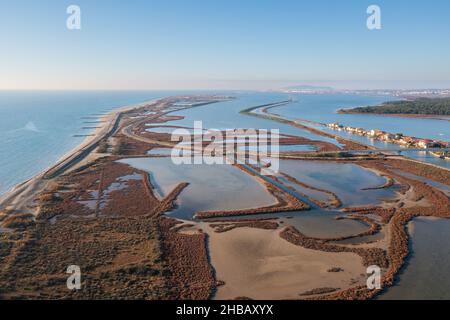 Survol de l'étang de Vic, près de Vic la Gardiole, à Herault, en Occitanie, en France Banque D'Images