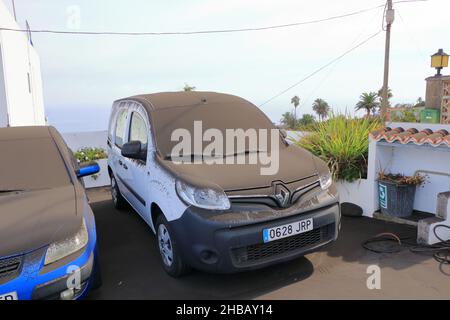 Novembre 23 2021 - la Palma, îles Canaries, Espagne: Le frêne couvre les voitures et les rues près du volcan Cumbre Vieja Banque D'Images