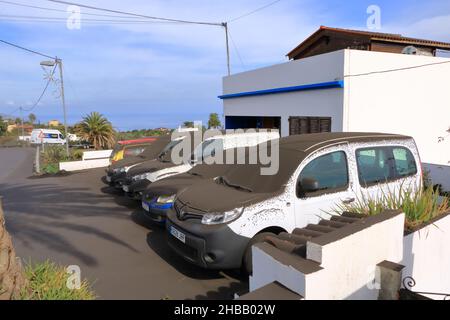 Novembre 23 2021 - la Palma, îles Canaries, Espagne: Le frêne couvre les voitures et les rues près du volcan Cumbre Vieja Banque D'Images