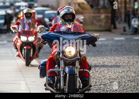 Madrid, Espagne.18th décembre 2021.Des personnes vêtues comme le Père Noël sont vues lors de la promenade annuelle en moto du Père Noël à travers les rues de Madrid dans le cadre des célébrations de Noël.Credit: Marcos del Mazo/Alay Live News Banque D'Images