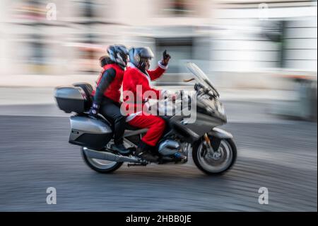 Madrid, Espagne.18th décembre 2021.Des personnes vêtues comme le Père Noël sont vues lors de la promenade annuelle en moto du Père Noël à travers les rues de Madrid dans le cadre des célébrations de Noël.Credit: Marcos del Mazo/Alay Live News Banque D'Images