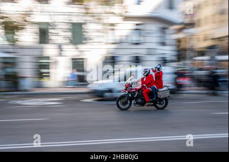 Madrid, Espagne.18th décembre 2021.Des personnes vêtues comme le Père Noël sont vues lors de la promenade annuelle en moto du Père Noël à travers les rues de Madrid dans le cadre des célébrations de Noël.Credit: Marcos del Mazo/Alay Live News Banque D'Images