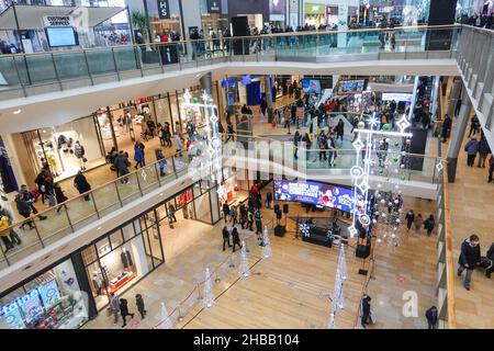 Birmingham, Royaume-Uni. 18 décembre 2021. Le centre commercial Bullring de Birmingham était pratiquement vide aujourd'hui, bien qu'il s'agisse du « Super samedi », le dernier samedi avant Noël qui est considéré comme l'un des jours de shopping les plus achalandés de l'année. Les ascenseurs étaient à peine occupés, même selon les normes normales du samedi. Beaucoup de gens ont décidé de rester à l’écart en raison de la montée de la variante OMICRON du COVID au Royaume-Uni. Photo par crédit : arrêter presse Media/Alamy Live News Banque D'Images