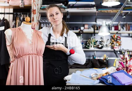 Portrait d'une femme couturière debout sur son lieu de travail Banque D'Images