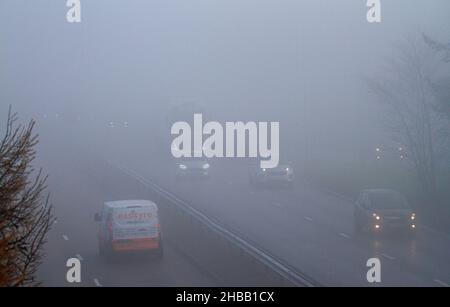 Dundee, Tayside, Écosse, Royaume-Uni.18th décembre 2021.Météo au Royaume-Uni : au cours d'une matinée d'hiver froide avec brouillard et brume dense, les températures dans le nord-est de l'Écosse ont atteint 4°C.En décembre matin, à Dundee, les automobilistes conduisent avec prudence le long de la route à deux voies Kingsway West en raison d'une mauvaise visibilité.Crédit : Dundee Photographics/Alamy Live News Banque D'Images