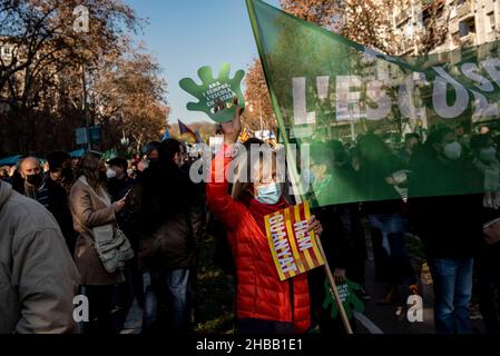 Barcelone, Espagne.18th décembre 2021.À Barcelone, une femme tient une bannière lisant "maintenant et toujours l'école en catalan" comme les gens se rassemblent en soutien du système d'éducation qui garantit l'apprentissage de la langue catalane dans les écoles de Catalogne.Credit: Jordi Boixareu/Alamy Live News Banque D'Images