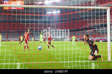 Thomas MUELLER, MÜLLER, FCB 25 partitions, pousses 1-0 but , Tor, Treffer, Torschuss, contre Koen CASTEELS,Gardien de but WOB 1 et fêtez avec Robert LEWANDOWSKI, FCB 9 dans le match FC BAYERN MÜNCHEN - VFL WOLFSBURG 4-0 1.Ligue allemande de football le 17 décembre 2021 à Munich, Allemagne.Saison 2021/2022, match jour 17, 1.Bundesliga, FCB, München,17.balise Spieltag.FCB © Peter Schatz / Alamy Live News - LA RÉGLEMENTATION DFL INTERDIT TOUTE UTILISATION DE PHOTOGRAPHIES comme SÉQUENCES D'IMAGES et/ou QUASI-VIDÉO - Banque D'Images