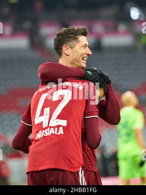 Robert LEWANDOWSKI, FCB 9 marque et célèbre son but 4-0 , Tor, Treffer, avec Jamal MUSIALA, FCB 42 dans le match FC BAYERN MÜNCHEN - VFL WOLFSBURG 4-0 1.Ligue allemande de football le 17 décembre 2021 à Munich, Allemagne.Saison 2021/2022, match jour 17, 1.Bundesliga, FCB, München,17.balise Spieltag.FCB il s'agissait de Lewandowskis 69.Goal en 2021 et 19. Goal dans la saison après 17.Matchs de Bundesliga.© Peter Schatz / Alamy Live News - LE RÈGLEMENT DFL INTERDIT TOUTE UTILISATION DE PHOTOGRAPHIES comme SÉQUENCES D'IMAGES et/ou QUASI-VIDÉO - Banque D'Images