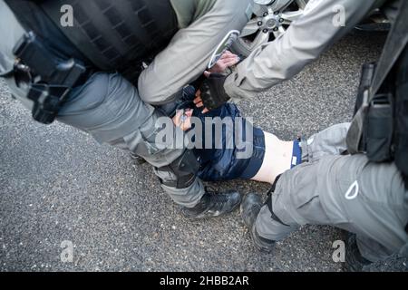 Jérusalem, Israël.17th décembre 2021.Des affrontements avec la police se sont produits dans le quartier de Sheikh Jarrah à Jérusalem, en Israël, lors d'une manifestation de solidarité contre les expulsions familiales le 17 décembre 2021.(Photo de Matan Golan/Sipa USA) crédit: SIPA USA/Alay Live News Banque D'Images