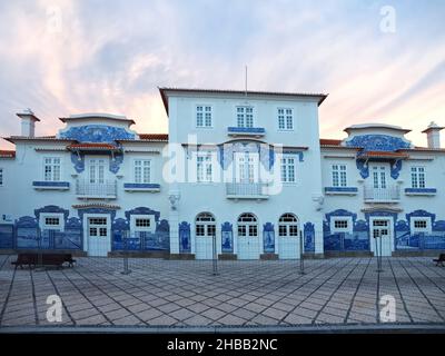 Beaux carreaux historiques ou Azulejos à la façade extérieure de la gare d'Aveiro au Portugal Banque D'Images