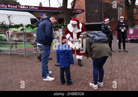 Birmingham, Royaume-Uni, 18th décembre 2021.Un Père Noël parle à un jeune fan après que le match ait été reporté en raison d'une augmentation des résultats positifs des tests Covid-19 dans l'équipe Aston Villa. Pendant le match de la Premier League à Villa Park, Birmingham.Crédit photo à lire: Darren Staples / Sportimage crédit: Sportimage / Alay Live News Banque D'Images