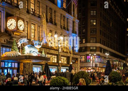 New York City, New York, États-Unis - 15 décembre 2021 : vue du grand magasin Macy's à Herald Square dans Midtown Manhattan avec fenêtre de Noël historique Banque D'Images
