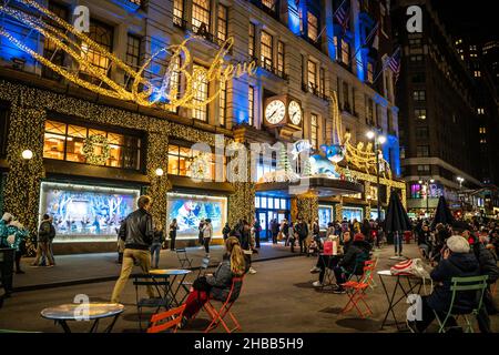 New York City, New York, États-Unis - 15 décembre 2021 : vue du grand magasin Macy's à Herald Square dans Midtown Manhattan avec fenêtre de Noël historique Banque D'Images