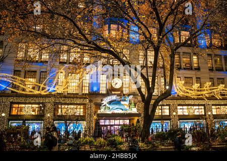 New York City, New York, États-Unis - 15 décembre 2021 : vue du grand magasin Macy's à Herald Square dans Midtown Manhattan avec fenêtre de Noël historique Banque D'Images