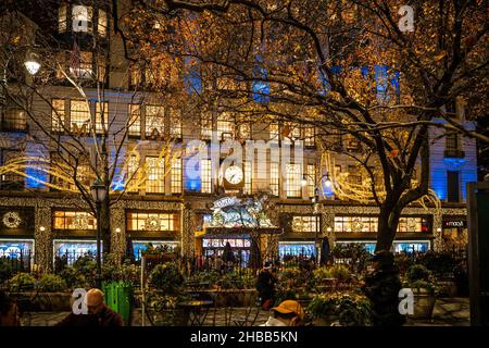 New York City, New York, États-Unis - 15 décembre 2021 : vue du grand magasin Macy's à Herald Square dans Midtown Manhattan avec fenêtre de Noël historique Banque D'Images